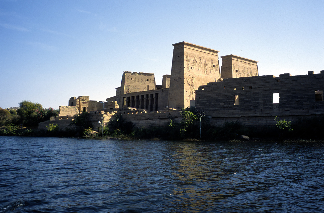 egyp07_20 philae depuis le bateau.jpg - Assouan  temple de Philae Avant d'aborder l'île où le temple de Philae a été entièrement remonté, le site initial étant partiellement recouvert d'eau Provia 100 F